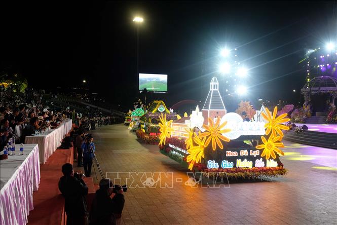 Đoàn xe hoa của các phường, xã và một số đơn vị diễu hành trong chương trình Carnaval đường phố “Hoa và di sản” tối 6/12. Ảnh: Nguyễn Dũng – TTXVN