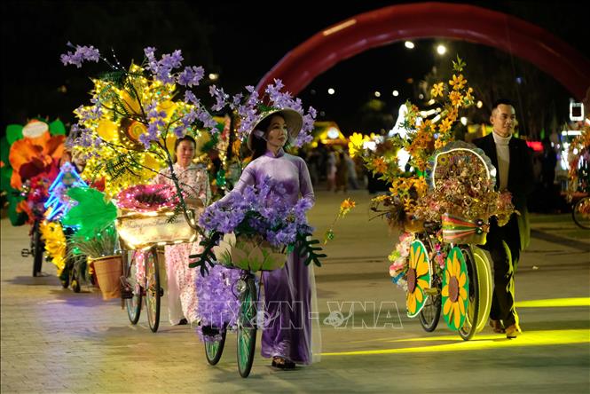 Diễu hành xe đạp hoa được tái chế từ rác thải của các đoàn học sinh, giáo viên trên địa bàn thành phố Đà Lạt. Ảnh: Nguyễn Dũng – TTXVN