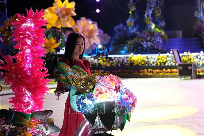 Diễu hành xe đạp hoa được tái chế từ rác thải của các đoàn học sinh, giáo viên trên địa bàn thành phố Đà Lạt. Ảnh: Nguyễn Dũng – TTXVN
