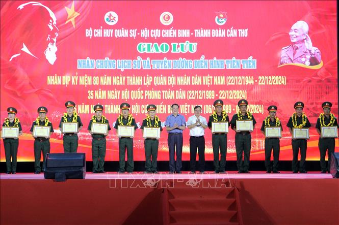 Ban tổ chức tuyên dương các gương điển hình tiên tiến trong lực lượng vũ trang, cán bộ - hội viên Hội Cựu chiến binh và đoàn viên thanh niên trên địa bàn. Ảnh: Trung Kiên - TTXVN
