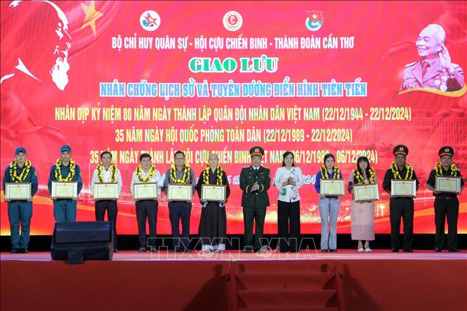 Ban tổ chức tuyên dương các gương điển hình tiên tiến trong lực lượng vũ trang, cán bộ - hội viên Hội Cựu chiến binh và đoàn viên thanh niên trên địa bàn. Ảnh: Trung Kiên - TTXVN