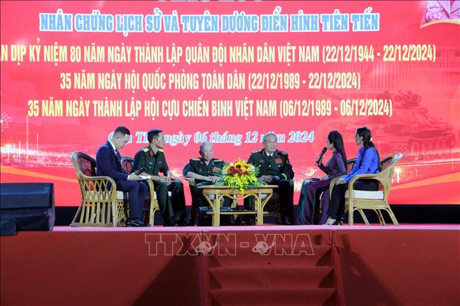 Ban tổ chức Hội trại tiến hành chương trình giao lưu với nhân chứng lịch sử. Ảnh: Trung Kiên - TTXVN