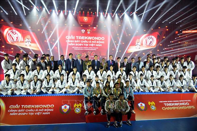 Đoàn vận động viên các nước chụp ảnh tại Giải Taekwondo Cảnh sát châu Á mở rộng năm 2024. Ảnh: Thanh Vân- TTXVN