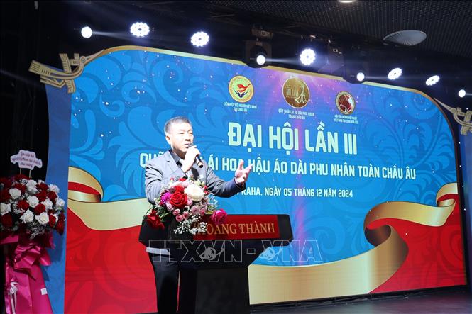 Đại sứ Dương Hoài Nam biểu dương những hoạt động thiện nguyện của các hoa hậu phu nhân áo dài toàn châu Âu. Ảnh: Phóng viên TTXVN tại Cezch