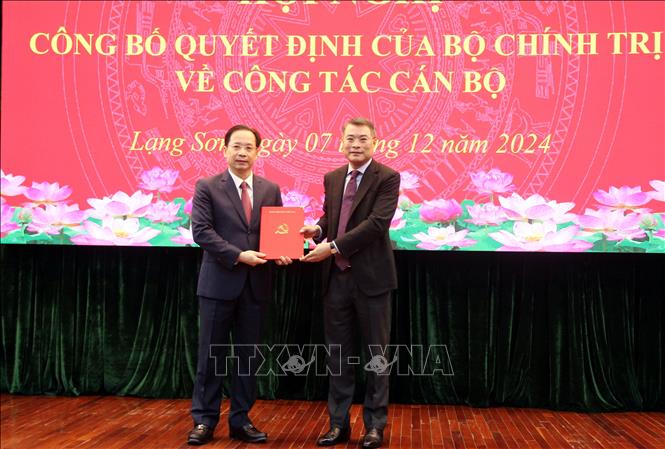 Trao Quyết định của Bộ Chính trị chuẩn y ông Hoàng Văn Nghiệm giữ chức Bí thư Tỉnh ủy Lạng Sơn, nhiệm kỳ 2020 - 2025. Ảnh: Văn Đạt - TTXVN