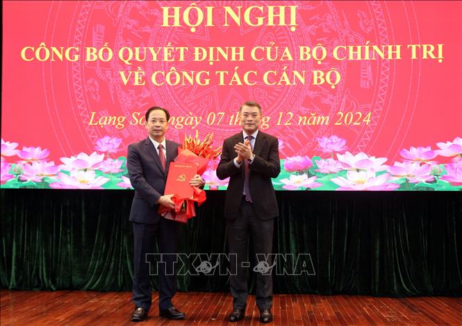 Trao Quyết định của Bộ Chính trị chuẩn y ông Hoàng Văn Nghiệm giữ chức Bí thư Tỉnh ủy Lạng Sơn, nhiệm kỳ 2020 - 2025. Ảnh: Văn Đạt - TTXVN