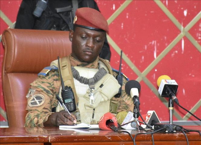 Nhà lãnh đạo chính quyền quân sự Burkina Faso, ông Ibrahim Traore tại một hội nghị ở Ouagadougou. Ảnh: Getty Images/TTXVN 