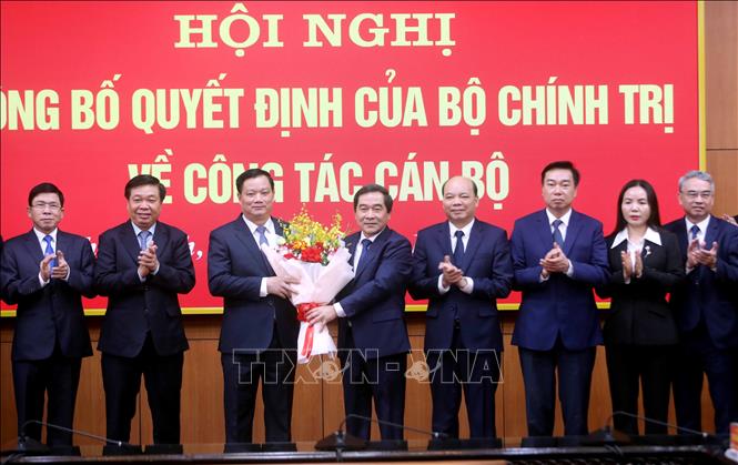 Ban Thường vụ Tỉnh ủy Thái Bình tặng hoa chúc mừng đồng chí Nguyễn Khắc Thận. Ảnh: Thế Duyệt – TTXVN