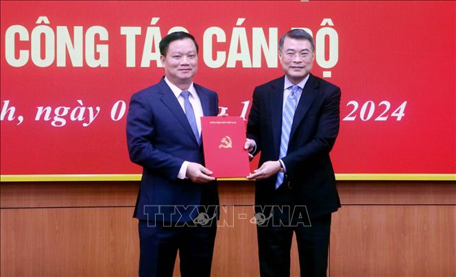 Đồng chí Lê Minh Hưng, Ủy viên Bộ Chính trị, Bí thư Trung ương Đảng, Trưởng Ban Tổ chức Trung ương trao Quyết định cho đồng chí Nguyễn Khắc Thận. Ảnh: Thế Duyệt – TTXVN
