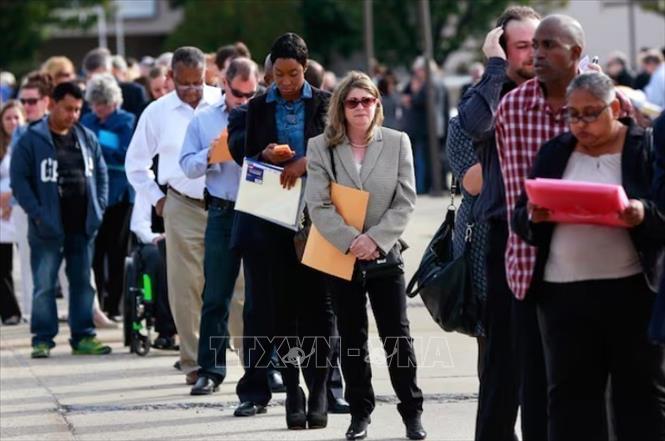 Người lao động xếp hàng chờ xin việc tại Hội chợ việc làm ở Uniondale, New York (Mỹ). Ảnh: REUTERS/TTXVN