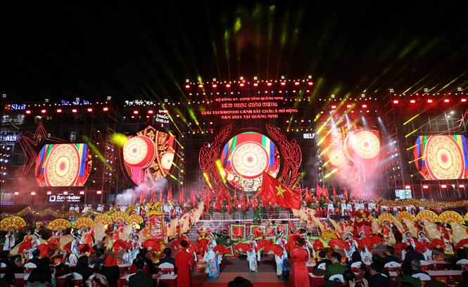 A view of the art programme to welcome the 2024 Asian Open Police Taekwondo Championships. VNA Photo: Đức Hiếu 