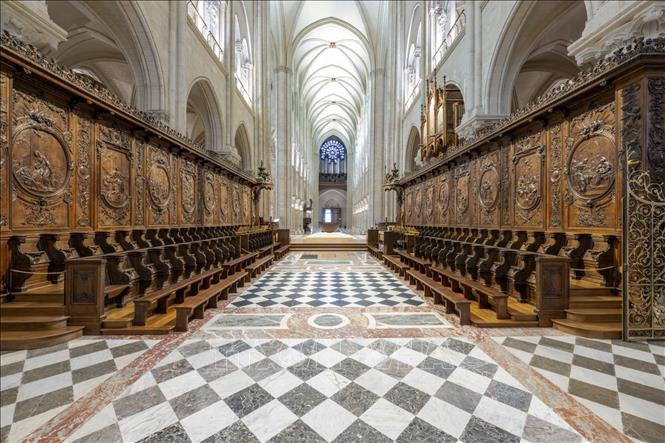 Khung cảnh bên trong Nhà thờ Đức Bà Paris sau nhiều năm trùng tu, trước khi chính thức mở cửa trở lại đón du khách tham quan. Ảnh: THX/TTXVN 
