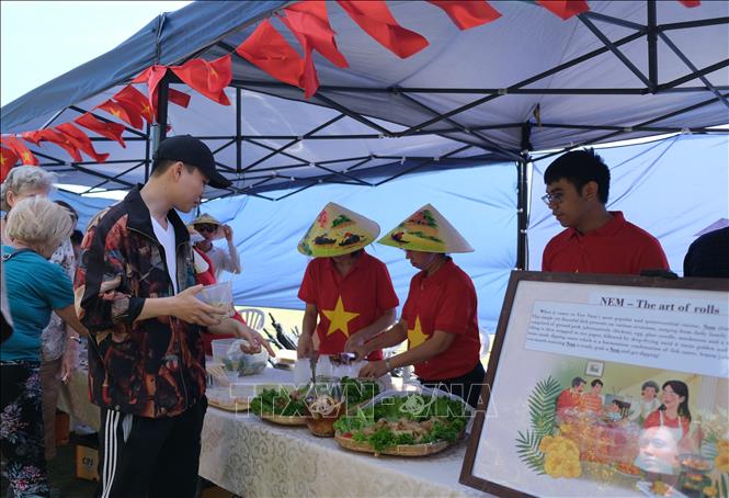 Bên cạnh phở, người dân Nam Phi và quốc tế cũng có cơ hội thưởng thức món nem rán truyền thống và cà phê Việt Nam. Ảnh: Hồng Minh - P/V TTXVN tại Pretoria, Nam Phi