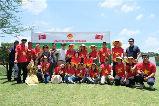 Các cán bộ, nhân viên, phu nhân, phu quân Đại sứ quán và các cơ quan đại diện Việt Nam tại Nam Phi chụp ảnh lưu niệm tại sự kiện Ngày Phở Việt Nam tại Nam Phi 2024. Ảnh: Hồng Minh - P/V TTXVN tại Pretoria, Nam Phi