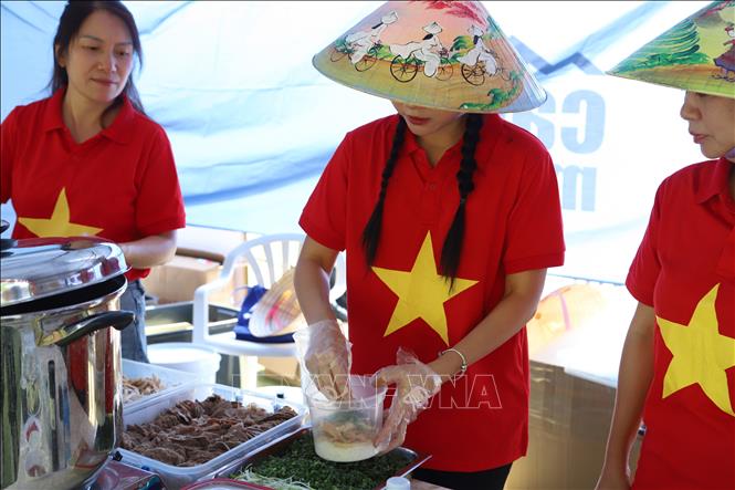 Chuẩn bị nguyên liệu cho món phở tại sự kiện Ngày Phở Việt Nam tại Nam Phi 2024. Ảnh: Hồng Minh - P/V TTXVN tại Pretoria, Nam Phi