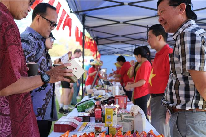 Một số sản phẩm mang thương hiệu Việt như gạo, cà phê, bánh tráng, bánh kẹo, mỳ phở ăn liền… cũng được trưng bày tại sự kiện. Ảnh: Hồng Minh - P/V TTXVN tại Pretoria, Nam Phi