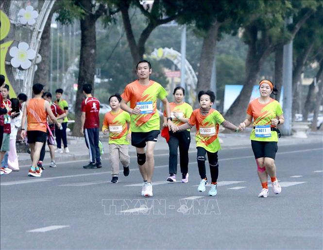 Niềm vui của 1 gia đình khi về đích tại Giải chạy việt dã 