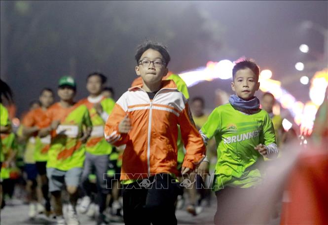 Các VĐV nhỏ tuổi xuất phát ở cự ly 5km tại Giải chạy việt dã 
