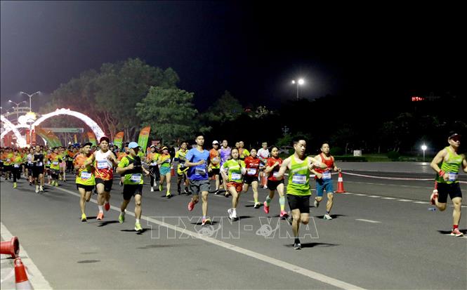 Các VĐV xuất phát ở cự ly 21 km tại Giải chạy việt dã 