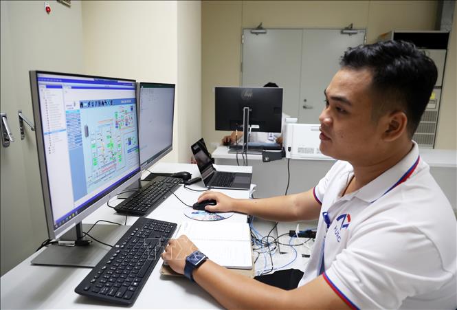 Nhân viên kiểm tra trong hệ thống điện trong nhà ga Ba Son. Ảnh: Hồng Đạt - TTXVN
