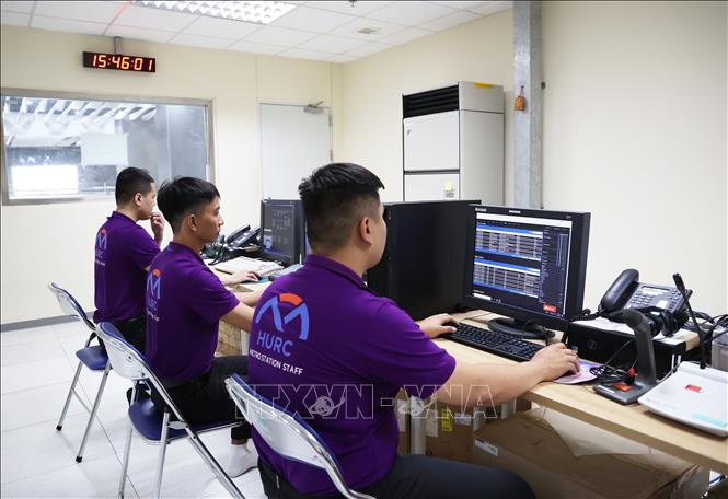 Nhân viên làm việc trong Phòng điều khiển trong nhà ga Ba Son. Ảnh: Hồng Đạt - TTXVN
