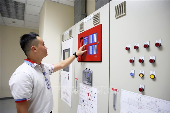 Kiểm tra hệ thống an toàn phòng cháy chữa cháy. Ảnh: Hồng Đạt - TTXVN
