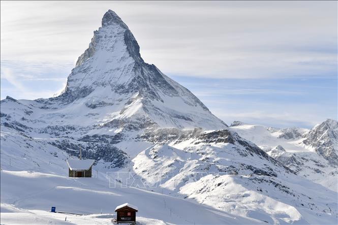 Tuyết phủ trắng trên núi ở Zermatt, Thụy Sĩ. Ảnh: THX/TTXVN