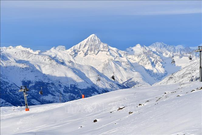 Tuyết phủ trắng trên núi ở Zermatt, Thụy Sĩ. Ảnh: THX/TTXVN