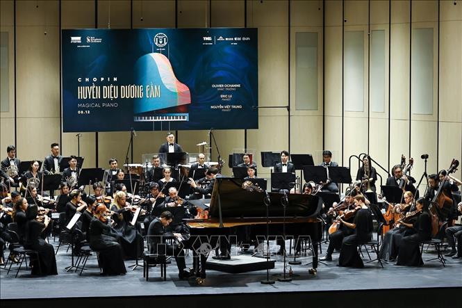Các nghệ sỹ biểu diễn trong chương trình hòa nhạc giao hưởng chủ đề “Chopin: Huyền diệu dương cầm”. Ảnh: TTXVN phát 