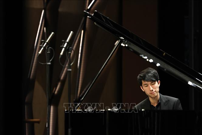 Nghệ sỹ Eric Lu (Hoa Kỳ) biểu diễn trong đêm hòa nhạc giao hưởng chủ đề “Chopin: Huyền diệu dương cầm”. Ảnh: TTXVN phát  