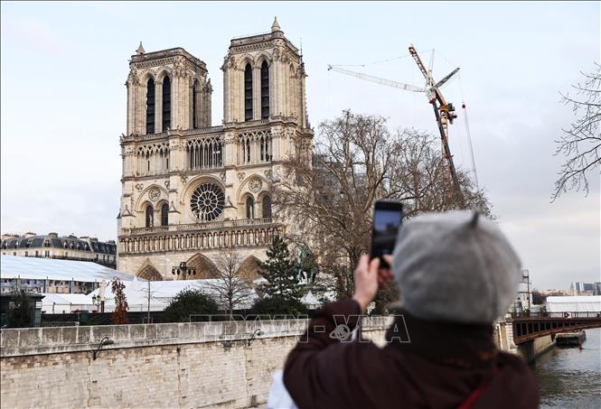 Khung cảnh Nhà thờ Đức Bà Paris sau nhiều năm trùng tu, trước khi chính thức mở cửa trở lại đón du khách tham quan. Ảnh: THX/TTXVN 