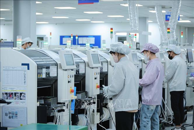 Production at the 100% Korean-invested Bumjin Electronics Vina Co. Ltd. in the northern province of Quang Ninh. VNA Photo: Hoàng Hiếu