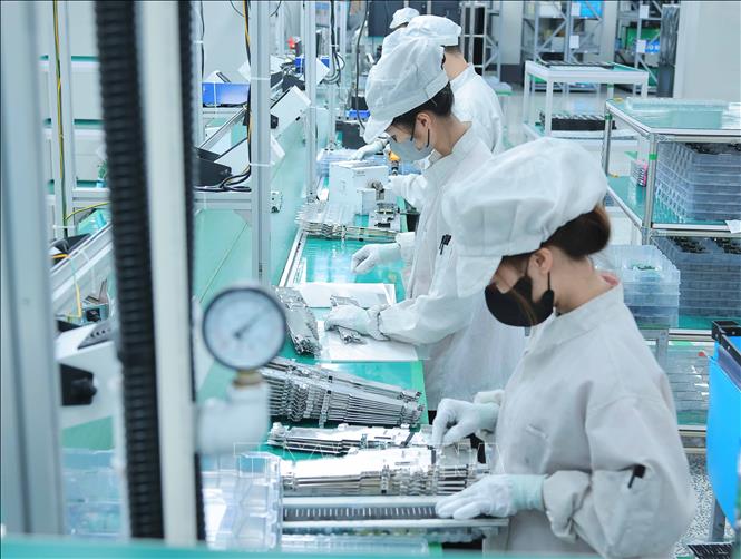 Production at the 100% Korean-invested Bumjin Electronics Vina Co. Ltd. in the northern province of Quang Ninh. VNA Photo: Hoàng Hiếu
