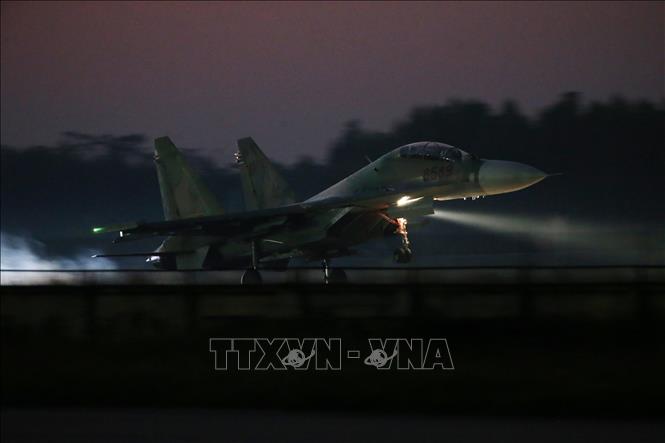 Chiến sĩ Trung đoàn 927 thuộc Sư đoàn 371 (Quân chủng Phòng quân - Không quân) hoàn toàn làm chủ “Hổ mang chúa” trên bầu trời, qua đó, khẳng định năng lực, trình độ của đội ngũ cán bộ, phi công, đáp ứng tốt các yêu cầu trong công tác huấn luyện, sẵn sàng chiến đấu bảo vệ vùng trời tổ quốc. Ảnh: Dương Giang – TTXVN