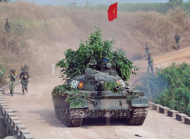 Xe tăng cùng bộ binh Binh đoàn Cửu Long huấn luyện tấn công đánh phá mục tiêu của địch. Ảnh: Trọng Đức - TTXVN
