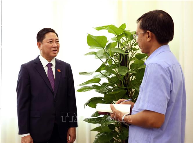 Chủ tịch UBND tỉnh Ninh Thuận Trần Quốc Nam trả lời phỏng vấn của phóng viên TTXVN về Nghị quyết về tái khởi động Dự án Điện hạt nhân Ninh Thuận. Ảnh: TTXVN phát
