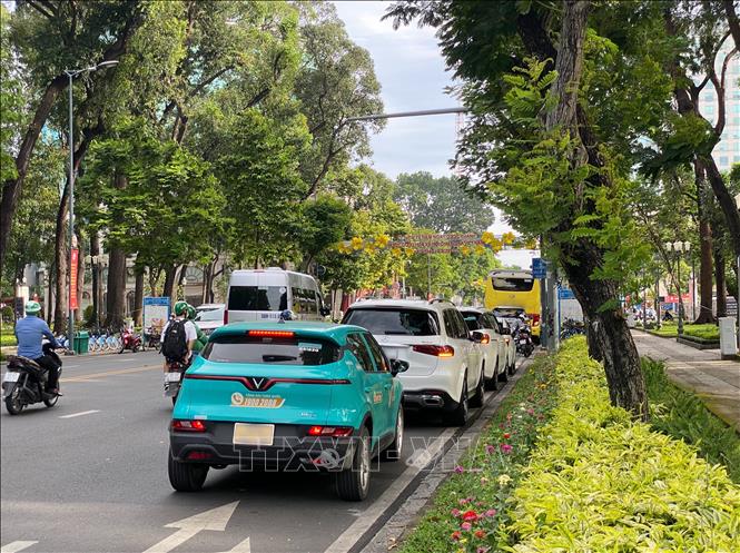 Xe ô tô nối đuôi nhau dừng, đỗ dưới lòng đường Lê Duẩn (Quận 1, Tp. Hồ Chí Minh). Ảnh: Hồng Giang - TTXVN