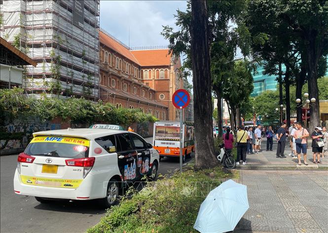 Một xe taxi đỗ ngay sát biển cấm. Ảnh: Hồng Giang - TTXVN