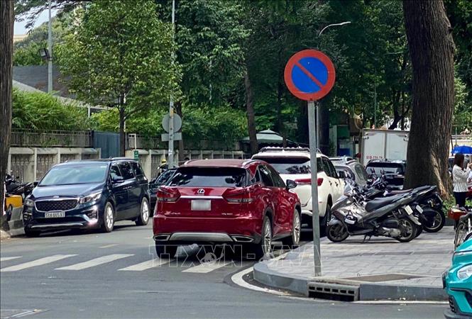 Xe đỗ nối hàng dài trên đường Nguyễn Văn Chiêm (Quận 1, Tp. Hồ Chí Minh) bất chấp biển cấm. Ảnh: Hồng Giang - TTXVN