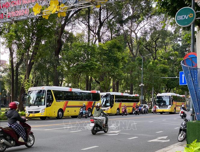 Xe khách đỗ hàng dài trên đường Lê Duẩn (Quận 1, Tp. Hồ Chí Minh). Ảnh: Hồng Giang - TTXVN