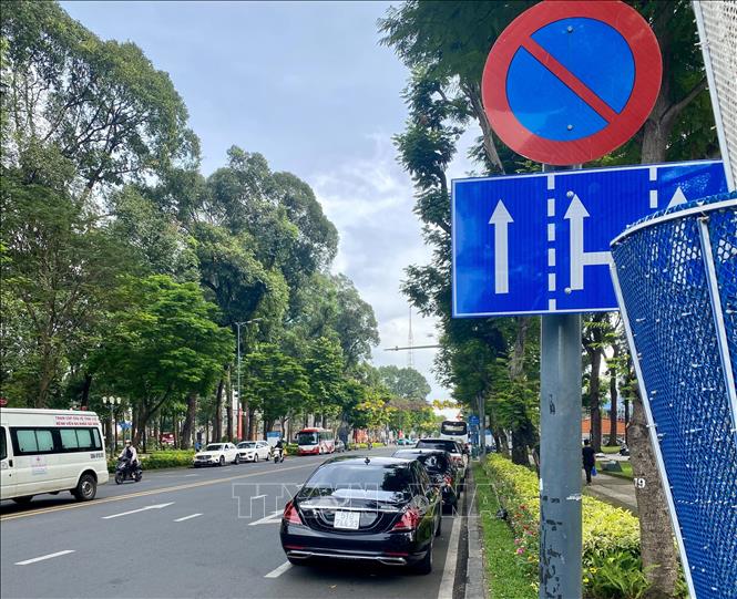 Nhiều phương tiện vẫn đỗ xe, bất chấp có biển cấm ở trung tâm Thành phố Hồ Chí Minh. Ảnh: Hồng Giang - TTXVN
