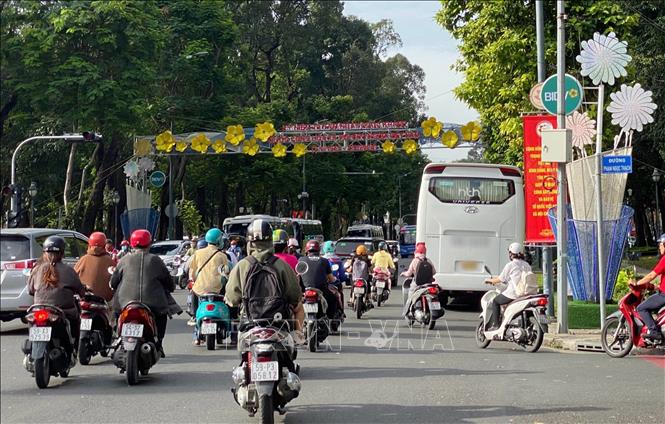 Một xe chở khách đỗ gần khúc cua trên đường Lê Duẩn (Quận 1, Tp. Hồ Chí Minh), ảnh hưởng giao thông. Ảnh: Hồng Giang - TTXVN