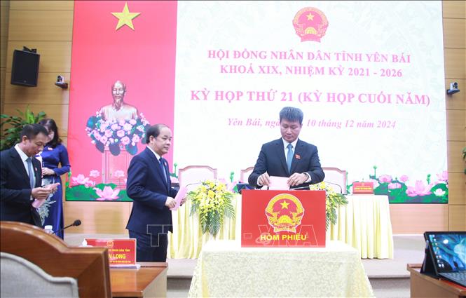 Các đại biểu bỏ phiếu bầu chức danh Chủ tịch UBND tỉnh Yên Bái. Ảnh: Đinh Thùy - TTXVN