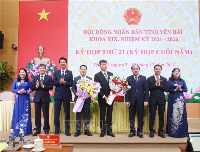Các đại biểu tặng hoa chúc mừng Bí thư Tỉnh ủy Yên Bái Trần Huy Tuấn và tân Chủ tịch UBND tỉnh Yên Bái Nguyễn Tuấn Anh. Ảnh: Đinh Thùy - TTXVN