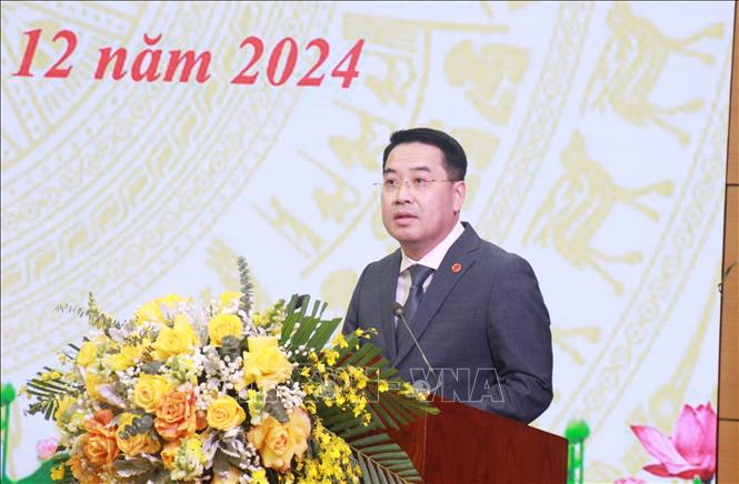 Tân Chủ tịch UBND tỉnh Yên Bái Nguyễn Tuấn Anh phát biểu tại Kỳ họp. Ảnh: Đinh Thùy - TTXVN