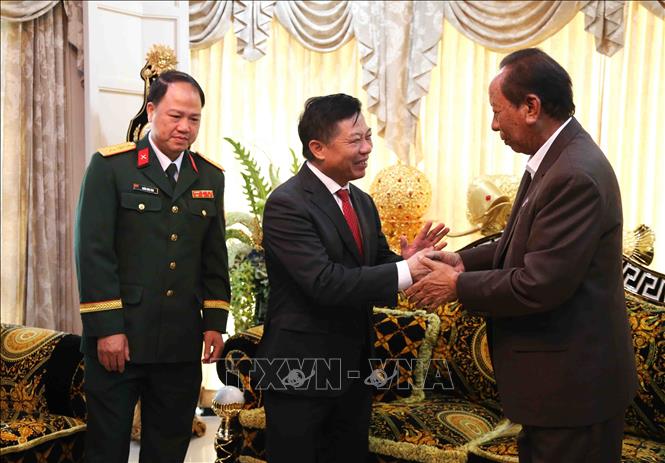 Samdech Pichey Sena Tea Banh (bên phải), Cố vấn tối cao trực tiếp của Quốc vương Norodom Sihamoni, Phó Chủ tịch (CPP) tiếp Đại sứ Nguyễn Huy Tăng tại nhà riêng ở Thủ đô Phnom Penh. Ảnh: Huỳnh Thảo - PV TTXVN tại Campuchia 