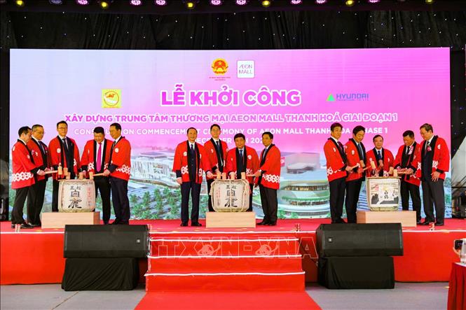 Nghi lễ đập thùng rượu Sake với ý nghĩa khởi đầu một điều tốt đẹp của người Nhật Bản tại Lễ khởi công xây dựng AEON MALL Thanh Hoá. Ảnh: TTXVN phát
