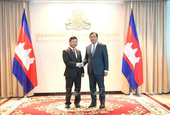 Ông Prak Sokhonn (bên phải), Trưởng ban Đối ngoại Trung ương CPP, Phó Thủ tướng kiêm Bộ trưởng Bộ Ngoại giao và Hợp tác quốc tế Campuchia tiếp Đại sứ Việt Nam Nguyễn Huy Tăng. Ảnh: Huỳnh Thảo - PV TTXVN tại Campuchia
