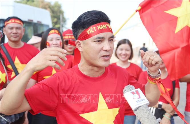 Anh Dư Trí Giang, cổ động viên Việt Nam từ Hà Nội sang Lào cổ vũ cho đội tuyển, chia sẻ cảm xúc. Ảnh: Xuân Tú - PV TTXVN tại Lào