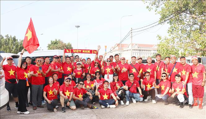 Đoàn cổ động viên chụp ảnh chung trước giờ lên đường đi tiếp lửa, cổ vũ cho đội tuyển Việt Nam. Ảnh: Xuân Tú - PV TTXVN tại Lào